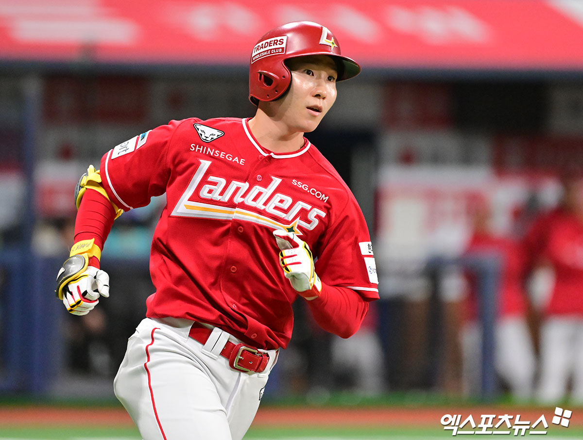 SSG 랜더스 내야수 박성한이 7일 서울 잠실야구장에서 열린 2025 신한 SOL Bank KBO리그 LG 트윈스와의 팀 간 16차전에서 3안타 2타점 2득점을 기록, 팀 5연승을 이끌었다. 사진 엑스포츠뉴스 DB