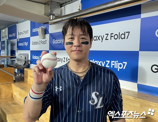 7일 대구 삼성라이온즈파크에서 열린 2025 신한 SOL 뱅크 KBO리그 한화 이글스와 홈경기에서 통산 350홈런을 기록한 삼성 라이온즈 강민호가 경기 후 취재진과 인터뷰에 응하고 있다. 엑스포츠뉴스 대구, 김유민 기자