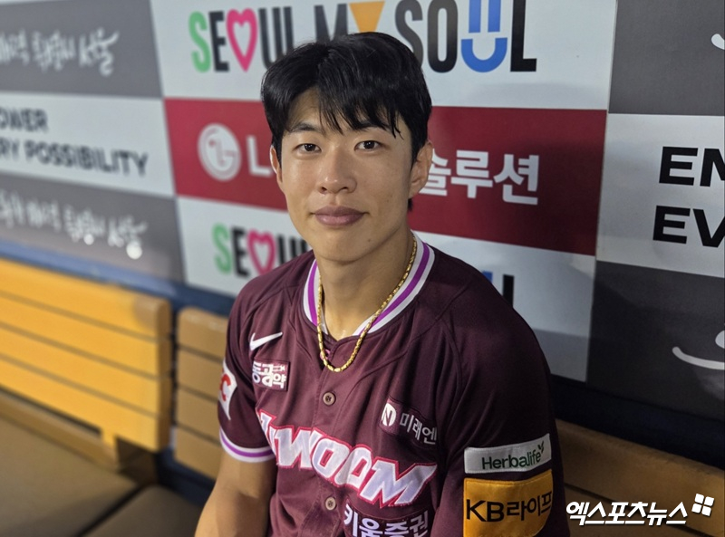 키움 히어로즈 내야수 송성문이 2025년 8월 KBO리그 월간 MVP로 선정됐다. 송성문은 데뷔 첫 월간 MVP 수상이자 지난 2022년 6월 이정후 이후 38개월 만에 구단 출신 월간 MVP가 됐다. 송성문은 LG 트윈스 투수 톨허스트와 치열한 경쟁 끝에 단 6.25점 차로 제치고 월간 MVP를 거머쥐었다. 엑스포츠뉴스 DB