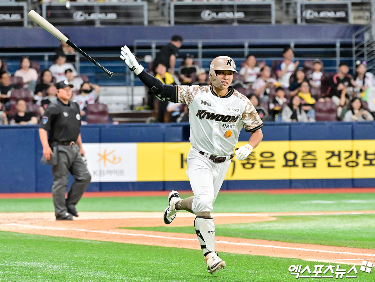 키움 히어로즈 내야수 송성문이 2025년 8월 KBO리그 월간 MVP로 선정됐다. 송성문은 데뷔 첫 월간 MVP 수상이자 지난 2022년 6월 이정후 이후 38개월 만에 구단 출신 월간 MVP가 됐다. 송성문은 LG 트윈스 투수 톨허스트와 치열한 경쟁 끝에 단 6.25점 차로 제치고 월간 MVP를 거머쥐었다. 엑스포츠뉴스 DB