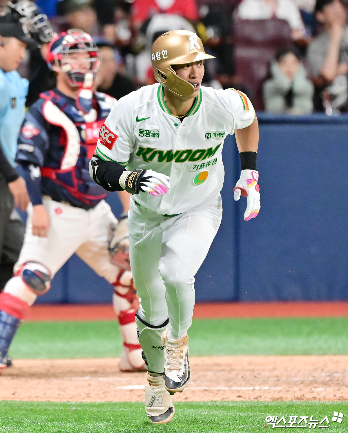 키움 히어로즈 내야수 송성문이 2025년 8월 KBO리그 월간 MVP로 선정됐다. 송성문은 데뷔 첫 월간 MVP 수상이자 지난 2022년 6월 이정후 이후 38개월 만에 구단 출신 월간 MVP가 됐다. 송성문은 LG 트윈스 투수 톨허스트와 치열한 경쟁 끝에 단 6.25점 차로 제치고 월간 MVP를 거머쥐었다. 엑스포츠뉴스 DB