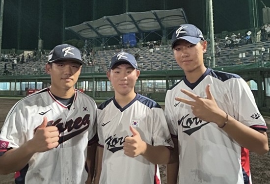사진 왼쪽부터 엄준상, 이태양, 신동건이 이탈리아전 승리 뒤 포즈를 취하고 있다. 대한야구소프트볼협회