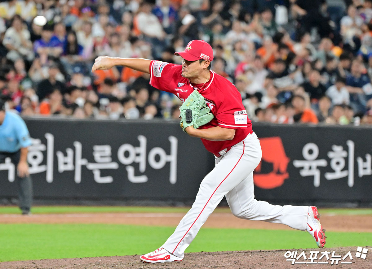 2024시즌 KBO리그 역대 최고령 홀드왕에 등극했던 SSG 랜더스 베테랑 우완 노경은. 사진 엑스포츠뉴스 DB