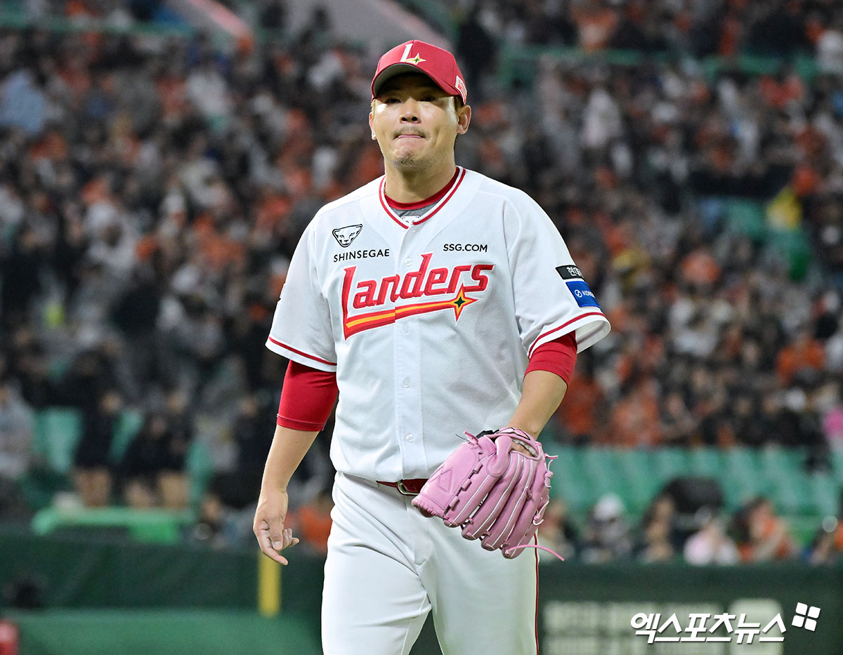 2024시즌 KBO리그 역대 최고령 홀드왕에 등극했던 SSG 랜더스 베테랑 우완 노경은. 사진 엑스포츠뉴스 DB