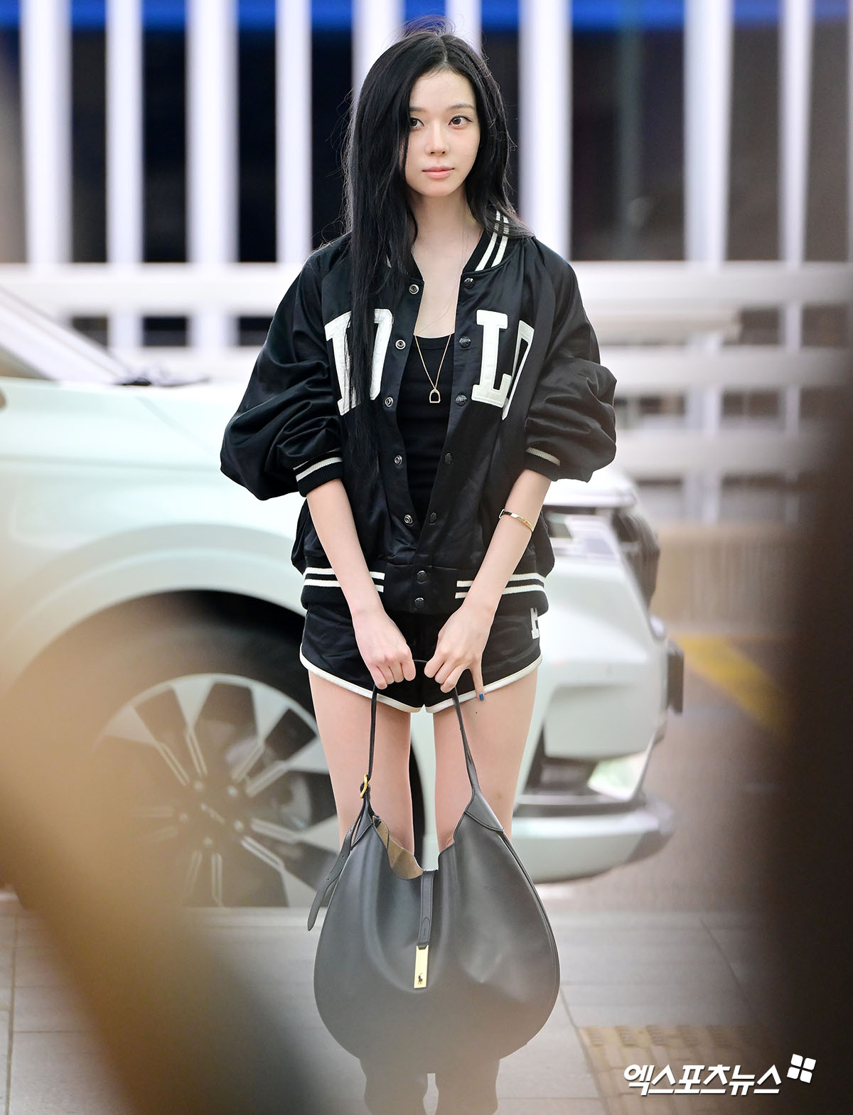 에스파 윈터가 출국장으로 향하고 있다.