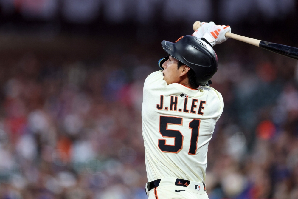 샌프란시스코 자이언츠 외야수 이정후가 9일 미국 캘리포니아주 샌프란시스코의 오라클파크에서 열린 2025 미국 메이저리그(MLB) 애리조나 다이아몬드백스와의 홈경기에 7번타자 겸 중견수로 선발 출전해 홈런 1개 포함 4타수 3안타 2타점 2득점을 기록했다. 이정후의 시즌 타율은 0.267에서 0.271로 상승했다. AFP 연합뉴스