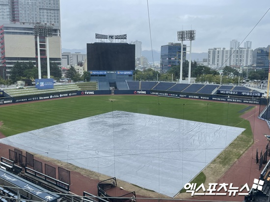 9일 SSG 랜더스와 NC 다이노스 간의 2025 신한 SOL 뱅크 KBO리그 정규시즌 팀 간 13번째 맞대결을 앞둔 창원NC파크, 내야에 대형 방수포가 덮여 있다. 엑스포츠뉴스 창원, 김유민 기자