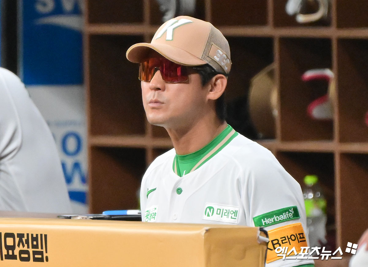 24일 오후 서울 구로구 고척스카이돔에서 열린 '2025 신한 SOL Bank KBO리그' 롯데 자이언츠와 키움 히어로즈의 경기, 키움 설종진 감독대행이 경기를 지켜보고 있다. 엑스포츠뉴스 DB