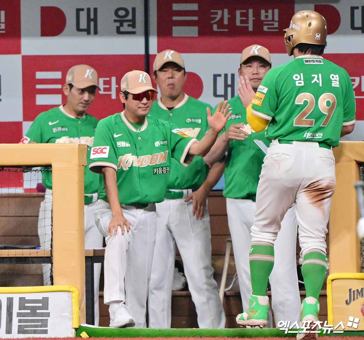 1일 오후 서울 구로구 고척스카이돔에서 열린 '2025 신한 SOL Bank KBO리그' 롯데 자이언츠와 키움 히어로즈의 경기, 6회말 무사 1,3루 키움 임지열이 최주환의 1타점 적시타때 득점에 성공하고 있다. 엑스포츠뉴스 DB