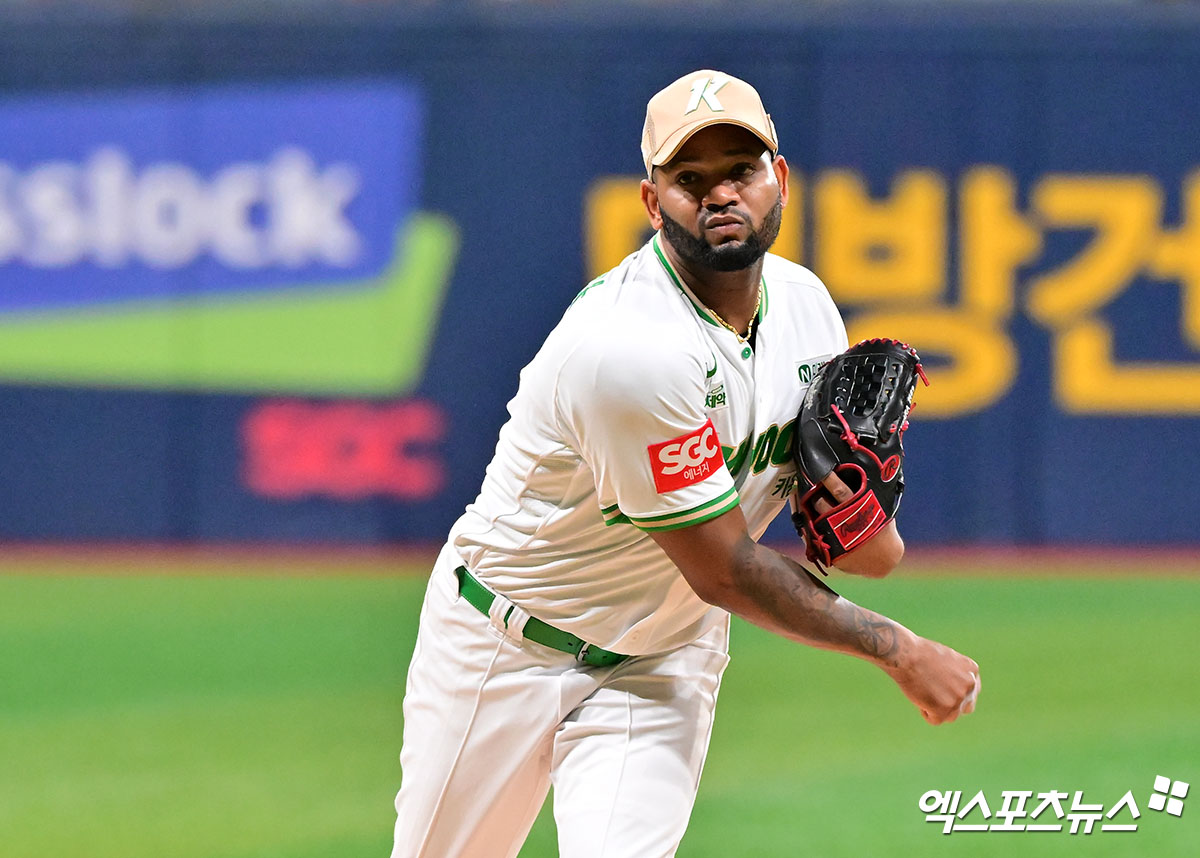 26일 오후 서울 구로구 고척스카이돔에서 열린 '2025 신한 SOL Bank KBO리그' 한화 이글스와 키움 히어로즈의 경기, 1회초 키움 선발투수 알칸타라가 공을 힘차게 던지고 있다. 엑스포츠뉴스 DB