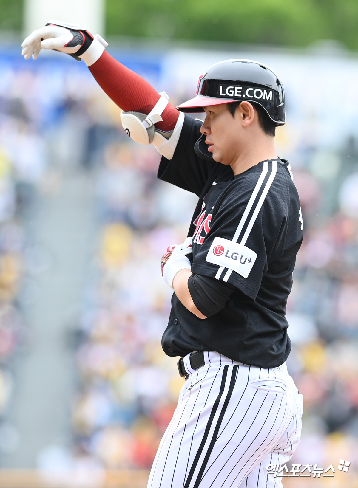 5일 오후 서울 잠실야구장에서 열린 '2025 신한 SOL Bank KBO리그' LG 트윈스와 두산 베어스의 경기, 7회초 2사 1루 LG 홍창기가 안타를 날린 뒤 세리머니를 하고 있다. 엑스포츠뉴스 DB