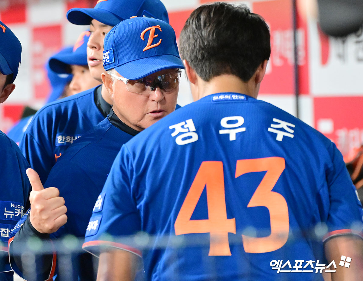 김경문(왼쪽) 한화 이글스 감독이 9월 9일 사직 롯데 자이언츠전에 앞서 우완 루키 정우주를 선발투수로 기용하겠다는 뜻을 밝혔다. 사진 엑스포츠뉴스 DB