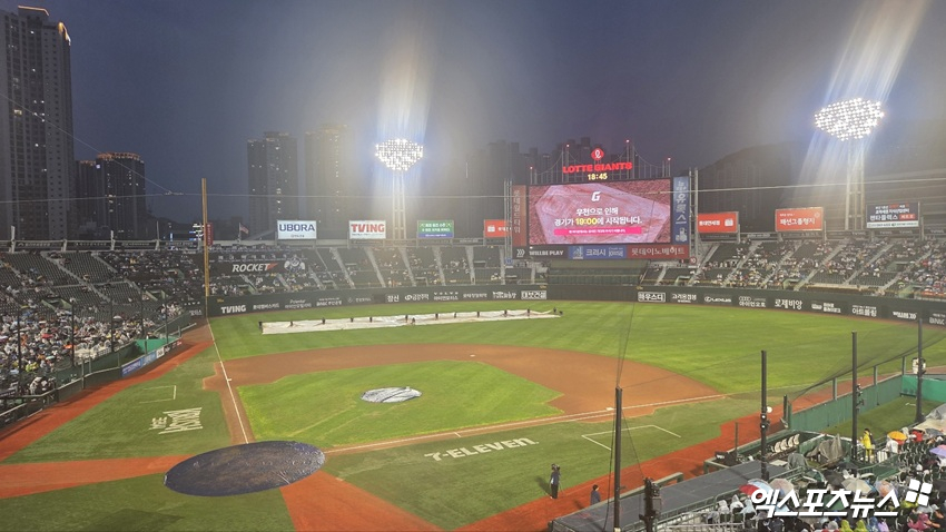 9일 부산 사직야구장에서 열리는 2025 신한 SOL Bank KBO리그 롯데 자이언츠와 한화 이글스의 팀 간 14차전이 우천으로 30분 지연 개시, 저녁 7시 플레이볼이 선언됐다. 사진 엑스포츠뉴스