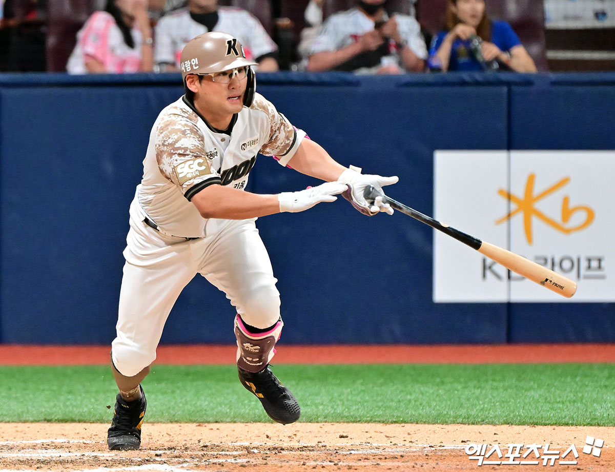 7일 오후 서울 구로구 고척스카이돔에서 열린 '2025 신한 SOL Bank KBO리그' LG 트윈스와 키움 히어로즈의 경기, 8회말 2사 1,2루 키움 임지열이 1타점 적시타를 날리고 있다. 엑스포츠뉴스 DB