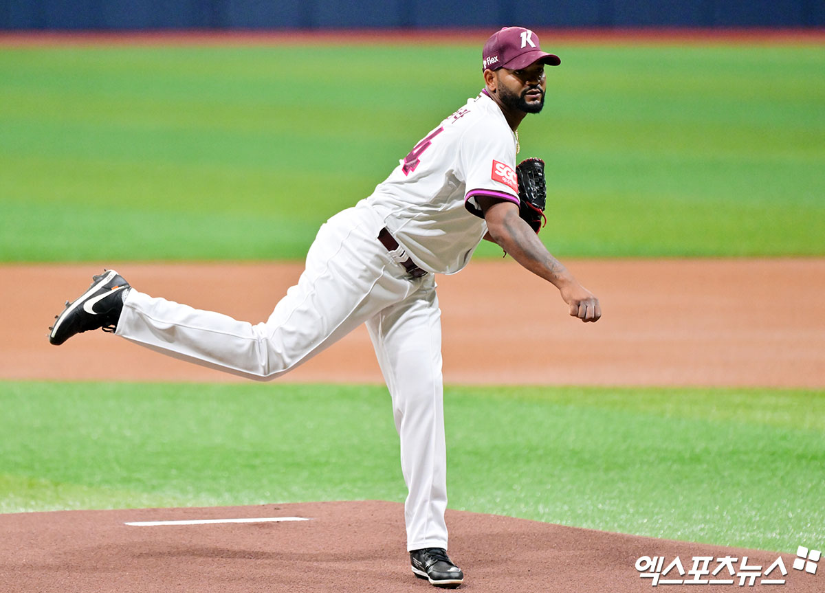 1일 오후 서울 구로구 고척스카이돔에서 열린 '2025 신한 SOL Bank KBO리그' 두산 베어스와 키움 히어로즈의 경기, 1회초 키움 선발투수 알칸타라가 공을 힘차게 던지고 있다. 엑스포츠뉴스 DB
