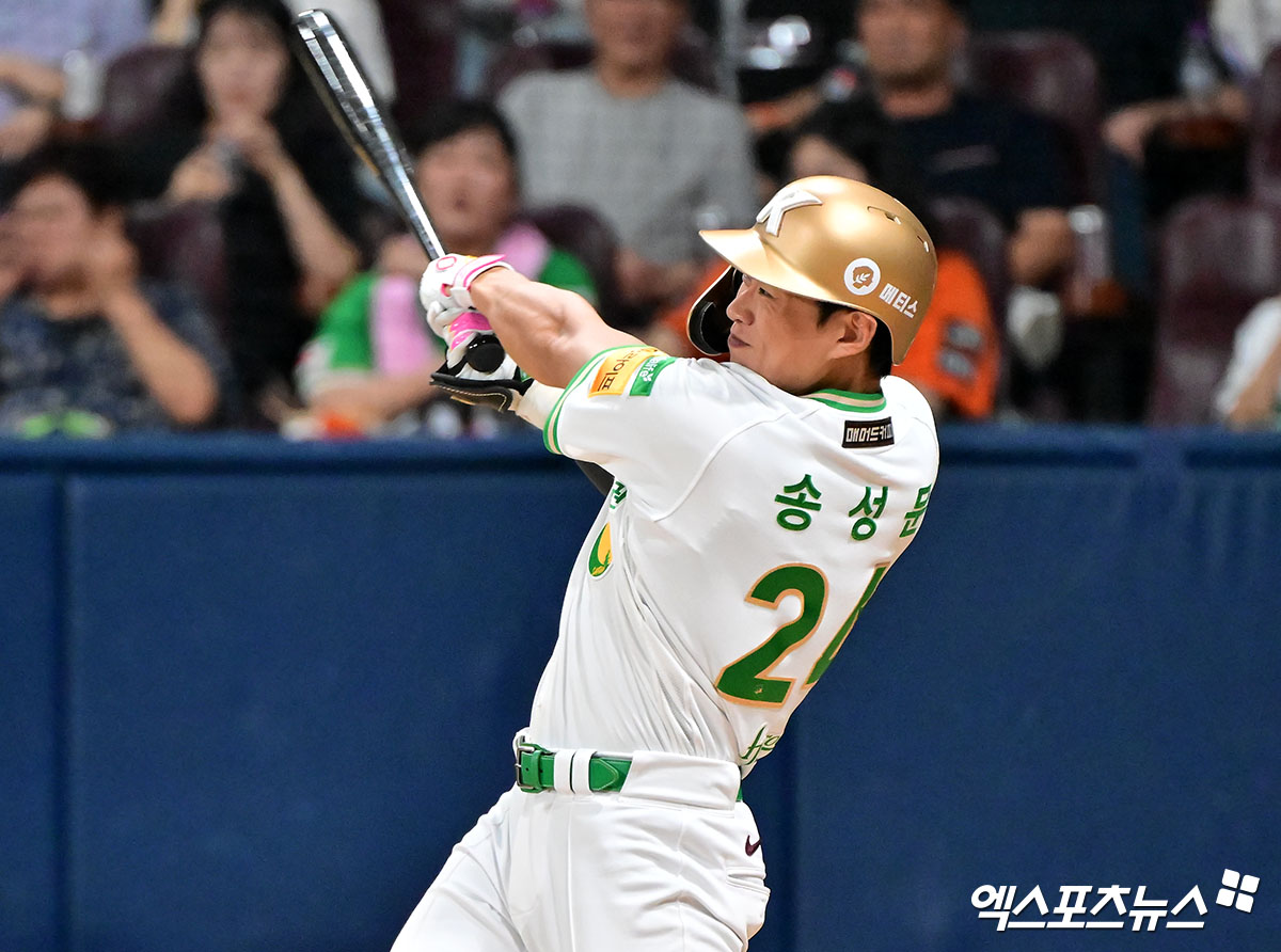 28일 오후 서울 구로구 고척스카이돔에서 열린 '2025 신한 SOL Bank KBO리그' 한화 이글스와 키움 히어로즈의 경기, 5회말 무사 1루 키움 송성문이 우전안타를 날리고 있다. 엑스포츠뉴스 DB