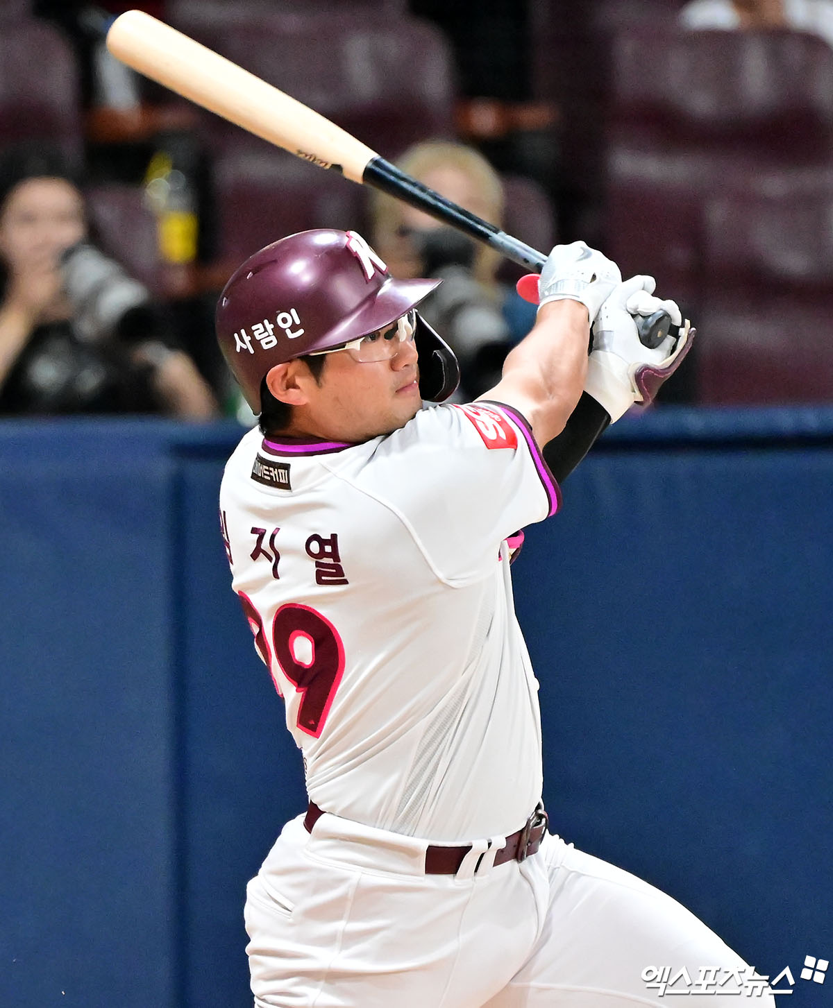 19일 오후 서울 구로구 고척스카이돔에서 열린 '2025 신한 SOL Bank KBO리그' SSG 랜더스와 키움 히어로즈의 경기, 2회말 1사 1,2루 키움 임지열이 중전안타를 날리고 있다. 엑스포츠뉴스 DB