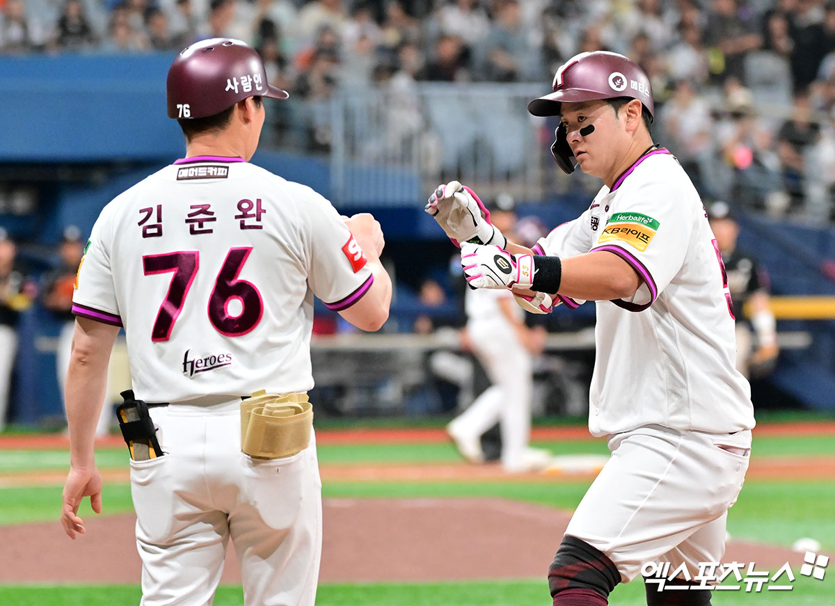 24일 오후 서울 구로구 고척스카이돔에서 열린 '2025 신한 SOL Bank KBO리그' KT 위즈와 키움 히어로즈의 경기, 5회말 2사 1루 키움 최주환이 우중간 안타를 날리고 있다. 엑스포츠뉴스 DB