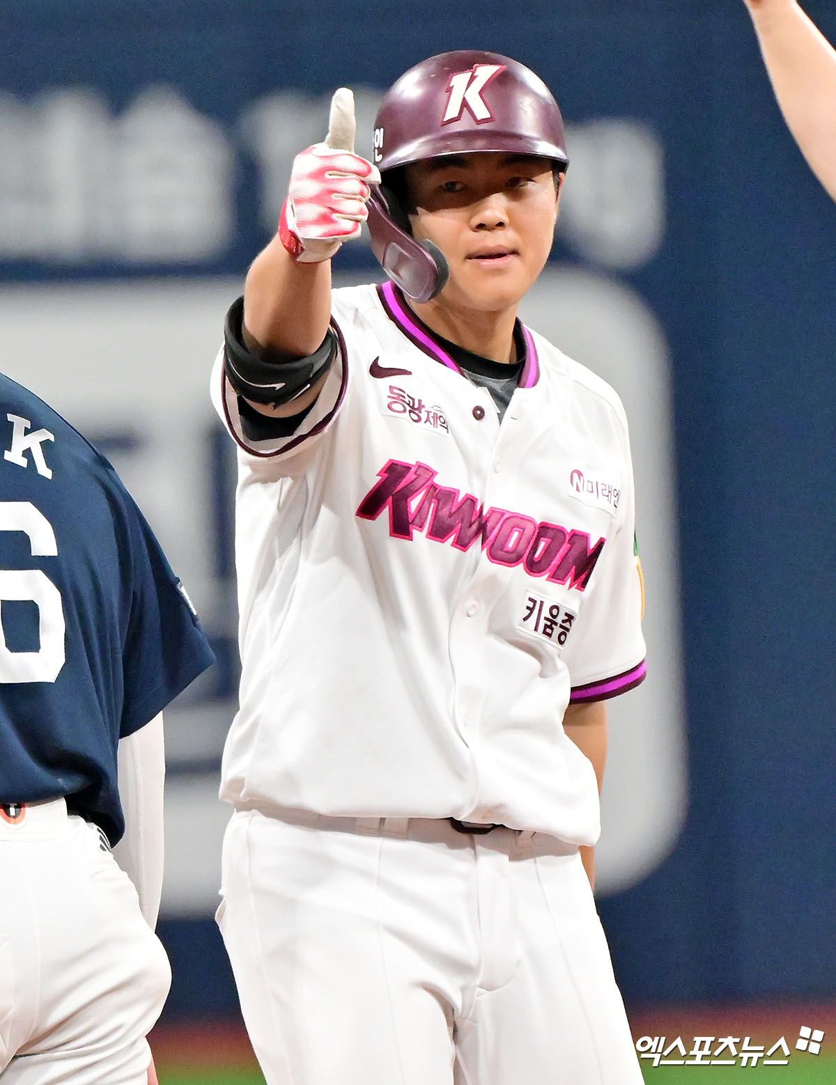 24일 오후 서울 구로구 고척스카이돔에서 열린 '2025 신한 SOL Bank KBO리그' 두산 베어스와 키움 히어로즈의 경기, 9회말 무사 1,3루 키움 어준서가 2타점 2루타를 날린 후 기뻐하고 있다. 엑스포츠뉴스 DB