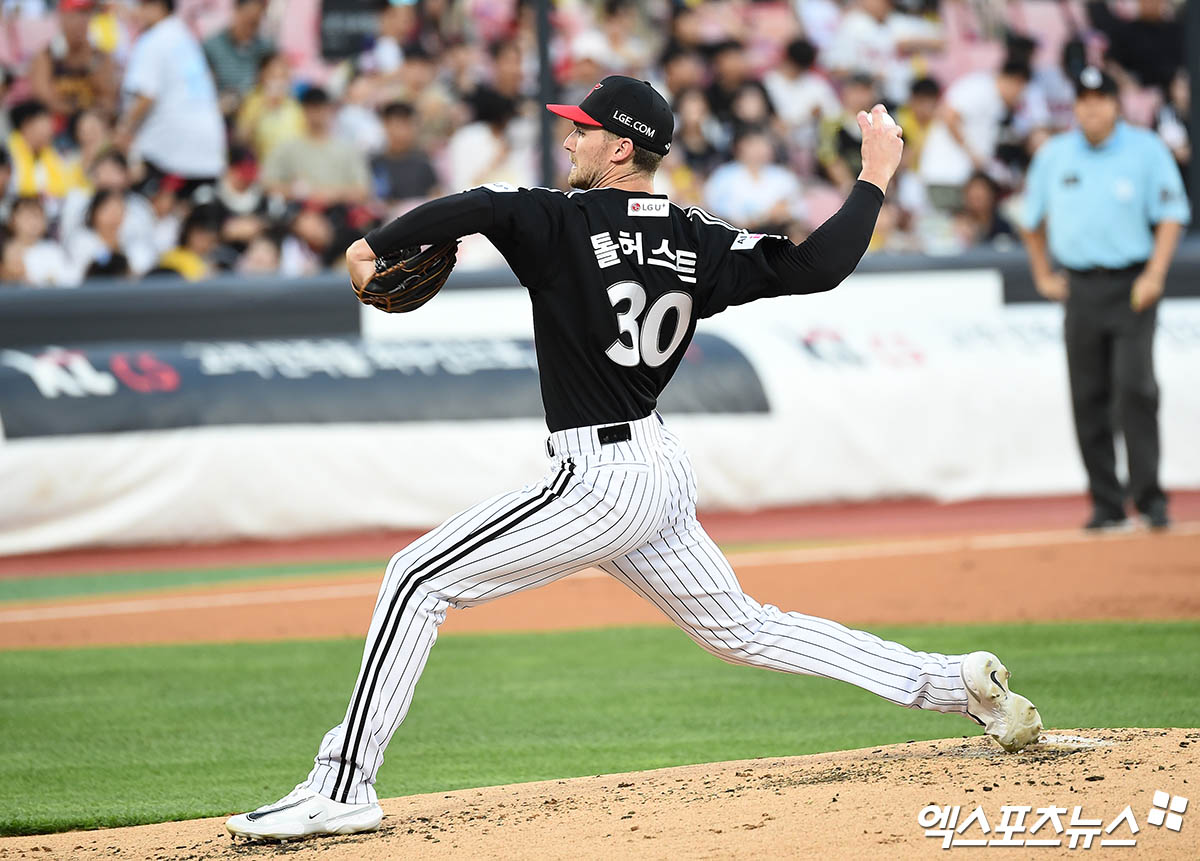 12일 오후 수원케이티위즈파크에서 열린 '2025 신한 SOL Bank KBO리그' LG 트윈스와 KT 위즈의 경기, 2회말 LG 선발투수 톨허스트가 역투하고 있다. 엑스포츠뉴스 DB