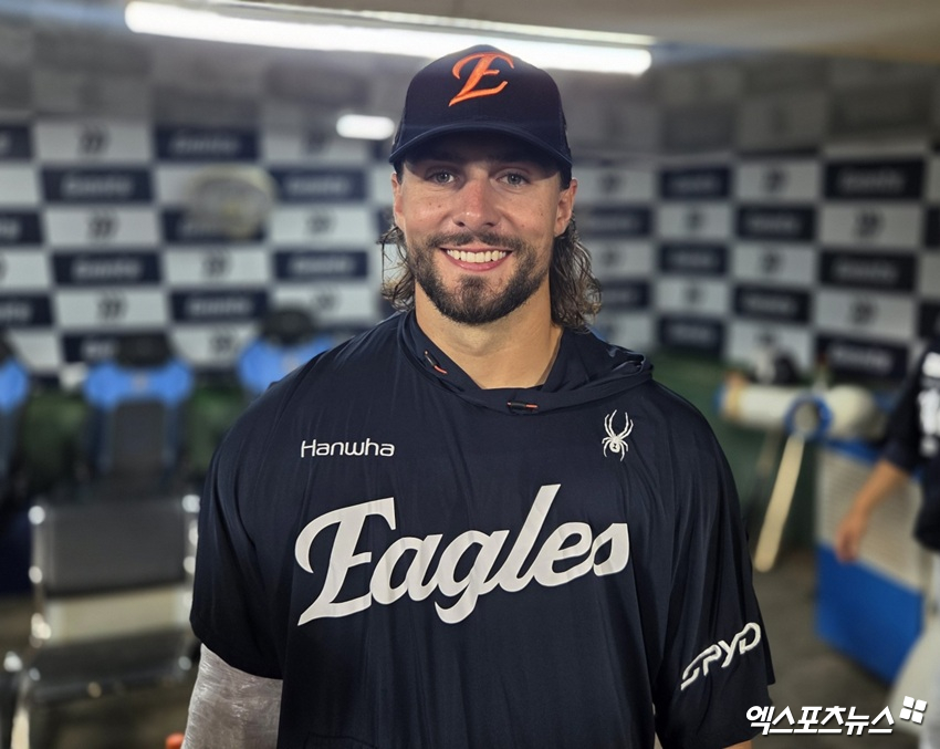 한화 이글스 외국인 투수 라이언 와이스가 9일 부산 사직야구장에서 열린 2025 신한 SOL Bank KBO리그 롯데 자이언츠와의 팀 간 14차전에 선발등판, 6이닝 1실점으로 시즌 15승을 따냈다. 사진 엑스포츠뉴스