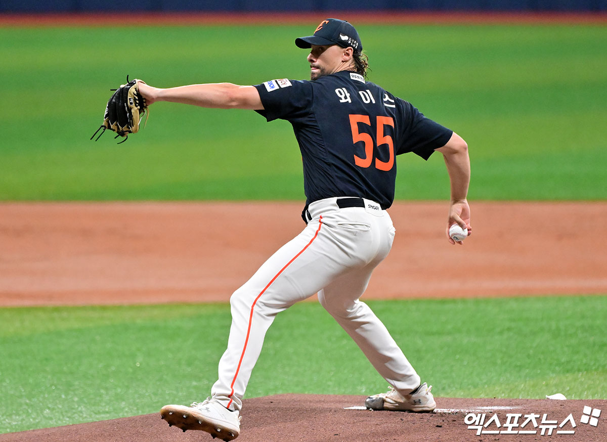 한화 이글스 외국인 투수 라이언 와이스가 9일 부산 사직야구장에서 열린 2025 신한 SOL Bank KBO리그 롯데 자이언츠와의 팀 간 14차전에 선발등판, 6이닝 1실점으로 시즌 15승을 따냈다. 사진 엑스포츠뉴스 DB