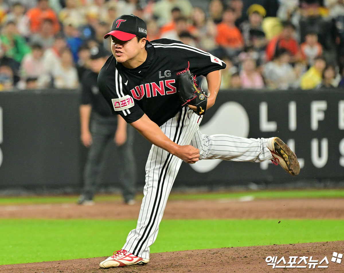 15일 오후 대전 한화생명 볼파크에서 열린 '2025 신한 SOL Bank KBO리그' LG 트윈스와 한화 이글스의 경기, 6회말 LG 장현식이 공을 힘차게 던지고 있다. 엑스포츠뉴스 DB