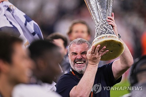 잉글리시 프리미어리그 구단 노팅엄은 9일(한국시간) 구단 공식 채널을 통해 안지 포스테코글루 감독 선임을 발표했다. 호주 출신 포스테코글루 감독은 지난 시즌 토트넘 홋스퍼를 이끌고 유럽축구연맹(UEFA) 유로파리그에서 우승을 차지했지만 프리미어리그에서 매우 부진한 성적을 거둬 경질됐다. 그는 노팅엄 부임으로 약 3개월 만에 다시 프리미어리그 무대로 돌아왔다. 연합뉴스