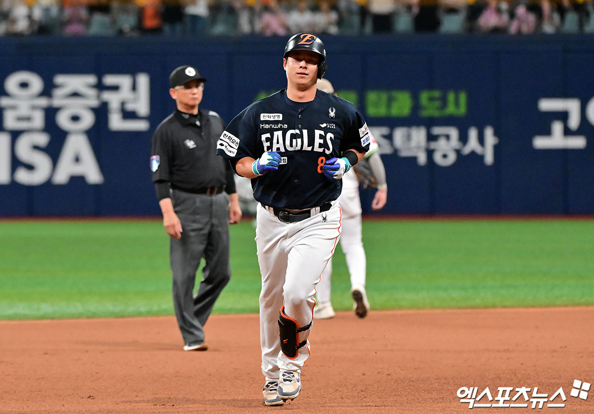 한화 이글스 4번타자 노시환이 지난 9일 부산 사직야구장에서 열린 2025 신한 SOL Bank KBO리그 롯데 자이언츠와의 팀 간 14차전에서 2안타 1홈런 4타점을 기록, 팀 승리를 이끌었다. 사진 엑스포츠뉴스 DB