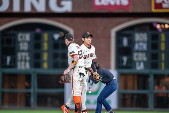 샌프란시스코 자이언츠 외야수 이정후가 10일 미국 캘리포니아주 샌프란시스코 오라클 파크에서 열린 2025 메이저리그 애리조나 다이아몬드백스와 홈 경기에 6번 중견수로 선발 출전해 3타수 1안타를 기록했다. 이정후는 이날 4회말 추가 득점 연결 고리 역할을 한 내야 안타로 2경기 연속 안타와 함께 9월 타율 0.522의 뜨거운 타격감을 이어갔다. 연합뉴스