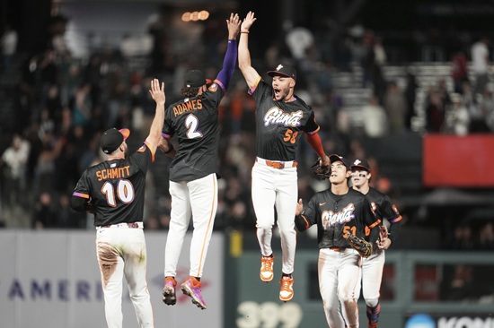 샌프란시스코 자이언츠 외야수 이정후가 10일 미국 캘리포니아주 샌프란시스코 오라클 파크에서 열린 2025 메이저리그 애리조나 다이아몬드백스와 홈 경기에 6번 중견수로 선발 출전해 3타수 1안타를 기록했다. 이정후는 이날 4회말 추가 득점 연결 고리 역할을 한 내야 안타로 2경기 연속 안타와 함께 9월 타율 0.522의 뜨거운 타격감을 이어갔다. 연합뉴스