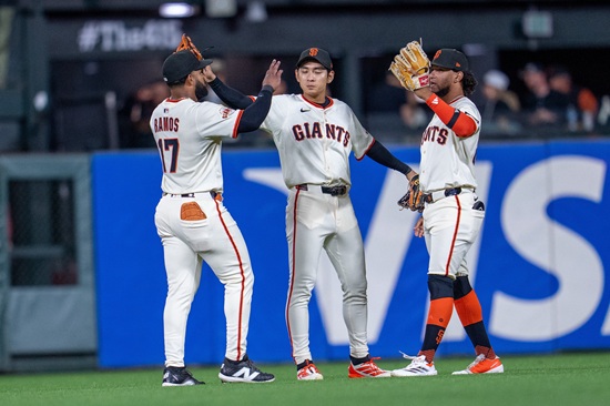 샌프란시스코 자이언츠 외야수 이정후가 10일 미국 캘리포니아주 샌프란시스코 오라클 파크에서 열린 2025 메이저리그 애리조나 다이아몬드백스와 홈 경기에 6번 중견수로 선발 출전해 3타수 1안타를 기록했다. 이정후는 이날 4회말 추가 득점 연결 고리 역할을 한 내야 안타로 2경기 연속 안타와 함께 9월 타율 0.522의 뜨거운 타격감을 이어갔다. 연합뉴스