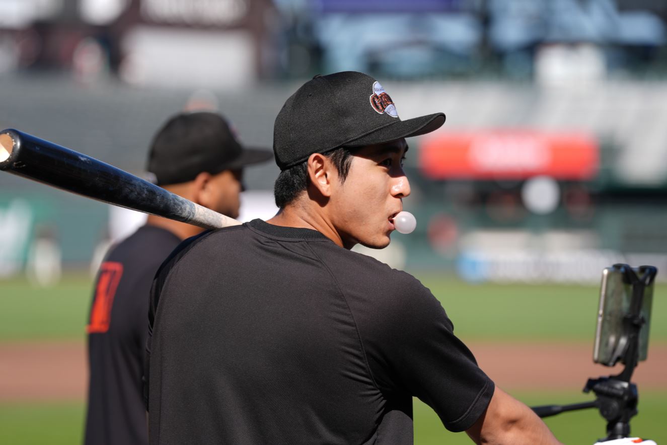 미국 메이저리그(MLB) 샌프란시스코 자이언츠에서 뛰는 이정후(27)가 2경기 연속 안타 행진을 이어가며 팀 승리에 힘을 보탠 가운데 현지 중계진은 그의 스피드 넘치는 주루플레이를 극찬하며 상대 호수비도 무용지물 만들고 있다가 평가했다. 이정후는 10일(한국시간) 미국 캘리포니아주 샌프란시스코 오라클파크에서 열린 애리조나 다이아몬드백스와의 홈 경기에 6번 타자 중견수로 선발 출전, 3타수 1안타를 기록했다. 사진 연합뉴스