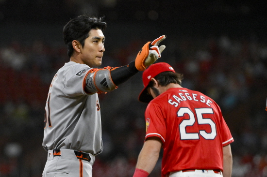 미국 메이저리그(MLB) 샌프란시스코 자이언츠에서 뛰는 이정후(27)가 2경기 연속 안타 행진을 이어가며 팀 승리에 힘을 보탠 가운데 현지 중계진은 그의 스피드 넘치는 주루플레이를 극찬하며 상대 호수비도 무용지물 만들고 있다가 평가했다. 이정후는 10일(한국시간) 미국 캘리포니아주 샌프란시스코 오라클파크에서 열린 애리조나 다이아몬드백스와의 홈 경기에 6번 타자 중견수로 선발 출전, 3타수 1안타를 기록했다. 사진 연합뉴스