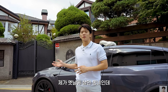 배우 하석진이 서울 서초동 본가 앞에서 추억을 회상하며 집을 소개하고 있다.