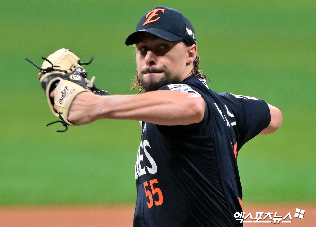 지난 9월 9일 롯데 자이언츠를 상대로 2025시즌 15승을 수확한 한화 이글스 외국인 투수 라이언 와이스. 사진 엑스포츠뉴스 DB