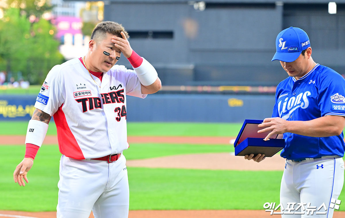 10일 오후 광주기아챔피언스필드에서 열린 '2025 신한 SOL Bank KBO리그' 삼성 라이온즈와 KIA 타이거즈의 경기, 경기 전 삼성 오승환 은퇴투어 행사가 진행됐다.  이날 행사에서 KIA 최형우가 삼성 오승환에게 감사패를 전달하고 있다. 광주, 김한준 기자