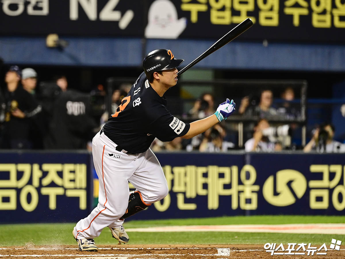 한화 이글스 4번타자 노시환이 10일 부산 사직야구장에서 열린 2025 신한 SOL Bank KBO리그 롯데 자이언츠와의 팀 간 15차전에서 1회초 결승 선제 1타점 적시타를 기록했다. 사진 엑스포츠뉴스 DB