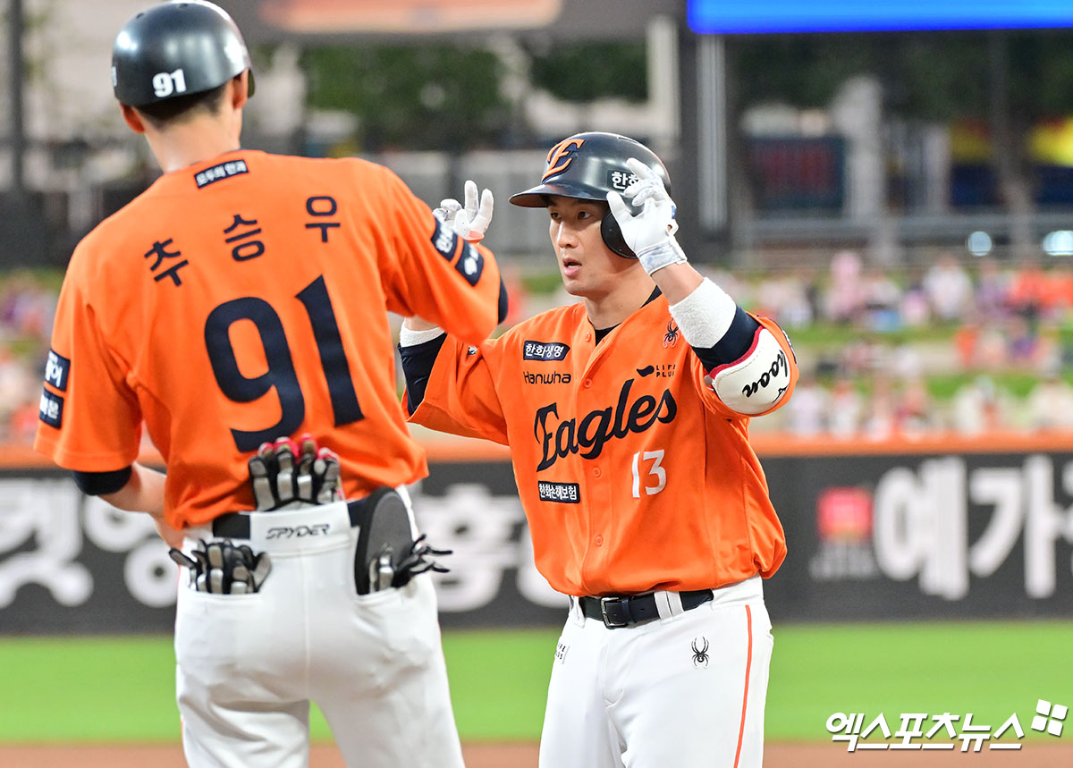 한화 이글스 포수 최재훈(오른쪽)이 10일 부산 사직야구장에서 열린 2025 신한 SOL Bank KBO리그 롯데 자이언츠와의 팀 간 15차전에서 3회초 2타점 2루타를 기록, 팀 대승에 힘을 보탰다. 사진 엑스포츠뉴스 DB