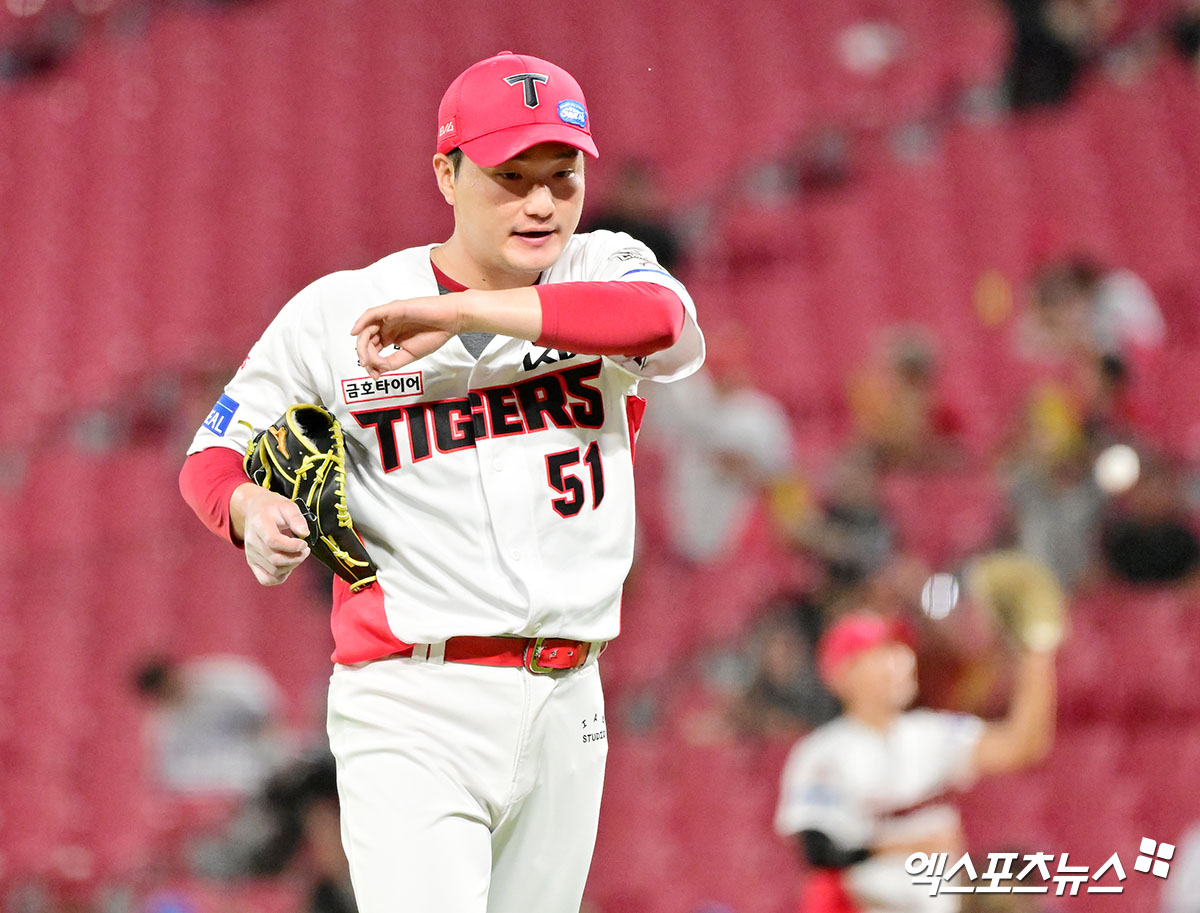 10일 오후 광주기아챔피언스필드에서 열린 '2025 신한 SOL Bank KBO리그' 삼성 라이온즈와 KIA 타이거즈의 경기, 8회초 수비를 마친 KIA 전상현이 더그아웃으로 향하고 있다. 광주, 김한준 기자