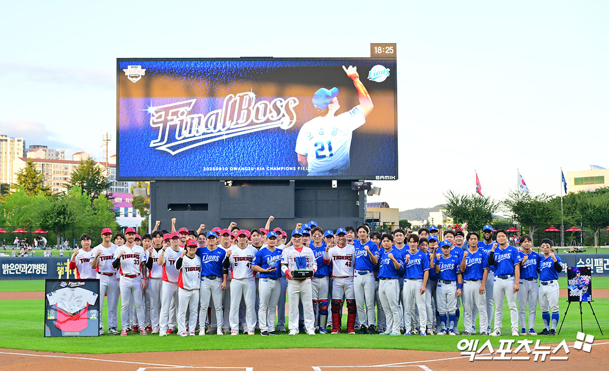 10일 오후 광주기아챔피언스필드에서 열린 '2025 신한 SOL Bank KBO리그' 삼성 라이온즈와 KIA 타이거즈의 경기, 경기 전 삼성 오승환 은퇴투어 행사가 진행됐다.  이날 행사에서 삼성 오승환이 양팀 선수단과 함께 기념촬영을 갖고 있다. 광주, 김한준 기자