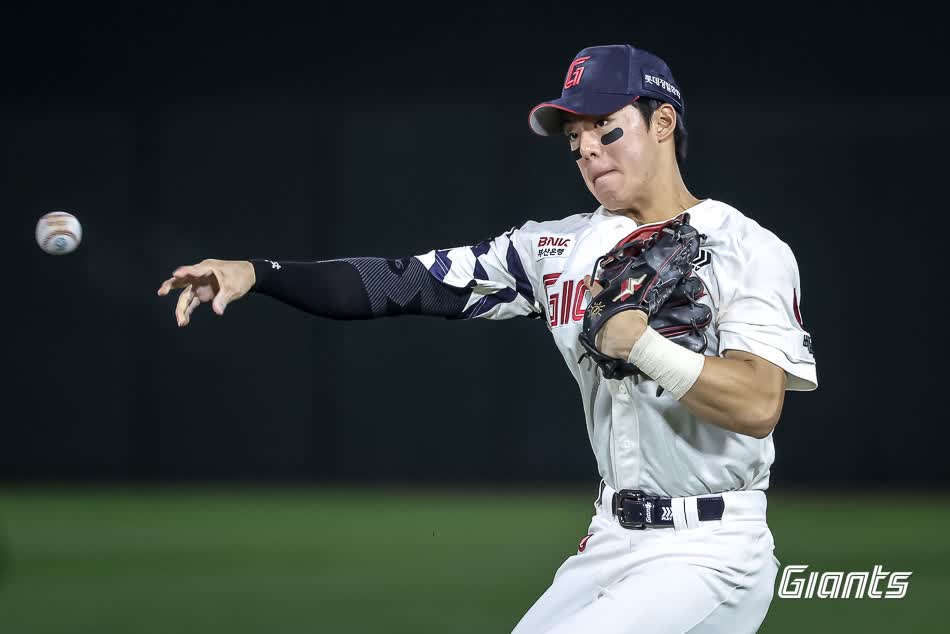 롯데 자이언츠 내야수 한태양이 10일 부산 사직야구장에서 열린 2025 신한 SOL Bank KBO리그 한화 이글스와의 팀 간 15차전에서 실책 2개로 아쉬움을 남겼다. 사진 롯데 자이언츠
