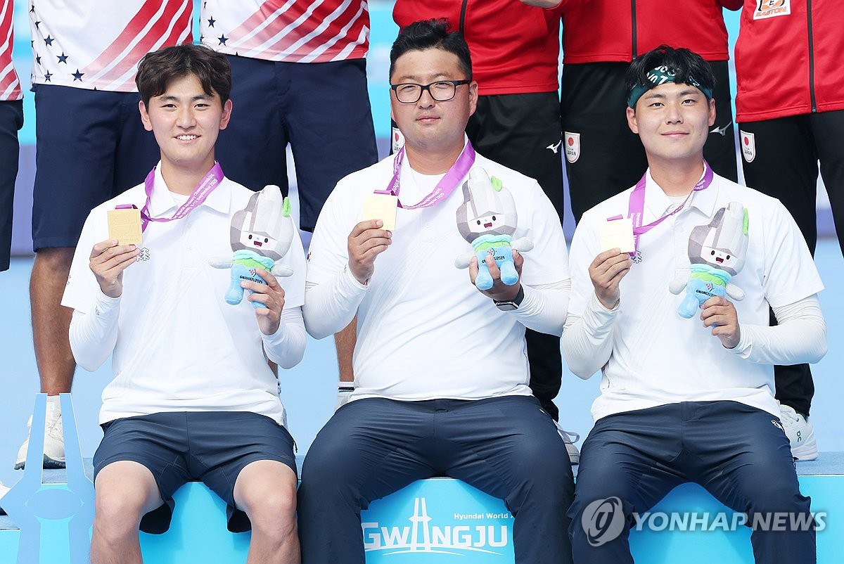 김우진(청주시청)은 10일 광주 국제양궁장에서 열린 2025 광주 양궁세계선수권대회 6일 차 리커브 남자 개인전 32강전에서 마르쿠스 달메이다(브라질)에게 세트스코어 4-6(28-28, 28-28, 28-30, 29-29, 30-30)로 패했다. 안산과의 혼성 단체전에서 준우승을 차지한 김우진은 남자 단체전에서 금메달을 따면서 대회를 마쳤다. 연합뉴스