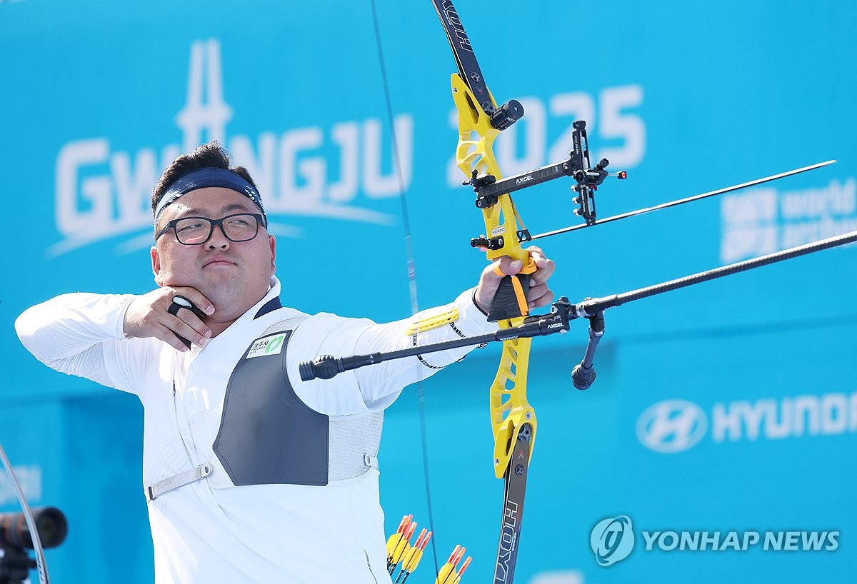 김우진(청주시청)은 10일 광주 국제양궁장에서 열린 2025 광주 양궁세계선수권대회 6일 차 리커브 남자 개인전 32강전에서 마르쿠스 달메이다(브라질)에게 세트스코어 4-6(28-28, 28-28, 28-30, 29-29, 30-30)로 패했다. 안산과의 혼성 단체전에서 준우승을 차지한 김우진은 남자 단체전에서 금메달을 따면서 대회를 마쳤다. 연합뉴스