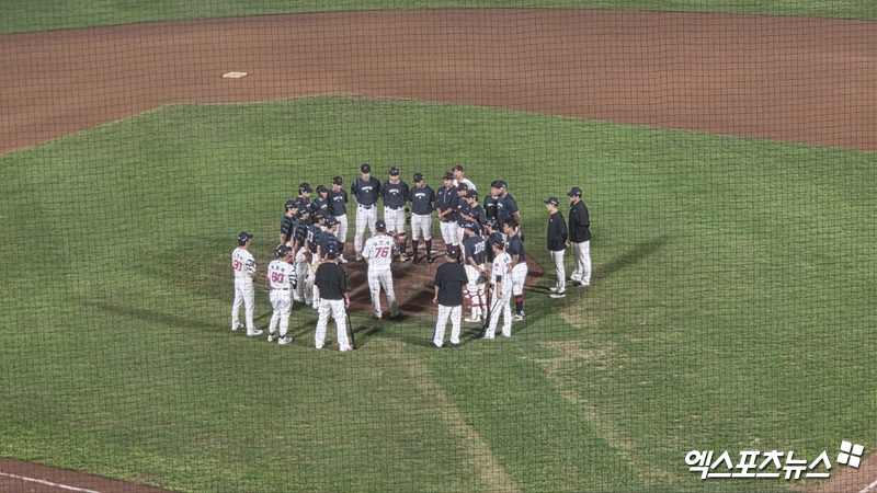 롯데 자이언츠가 10일 부산 사직야구장에서 열린 2025 신한 SOL Bank KBO리그 한화 이글스와의 팀 간 15차전에서 0-13으로 패한 뒤 야수진 미팅과 추가 훈련을 실시했다. 사진 엑스포츠뉴스