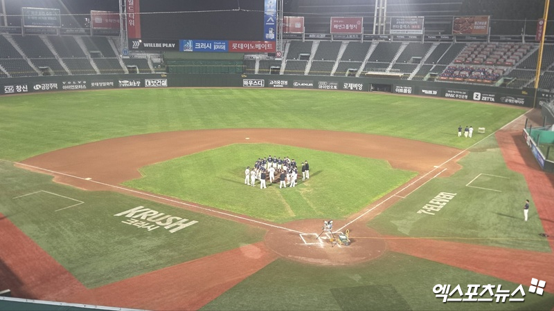 롯데 자이언츠가 10일 부산 사직야구장에서 열린 2025 신한 SOL Bank KBO리그 한화 이글스와의 팀 간 15차전에서 0-13으로 패한 뒤 야수진 미팅과 추가 훈련을 실시했다. 사진 엑스포츠뉴스