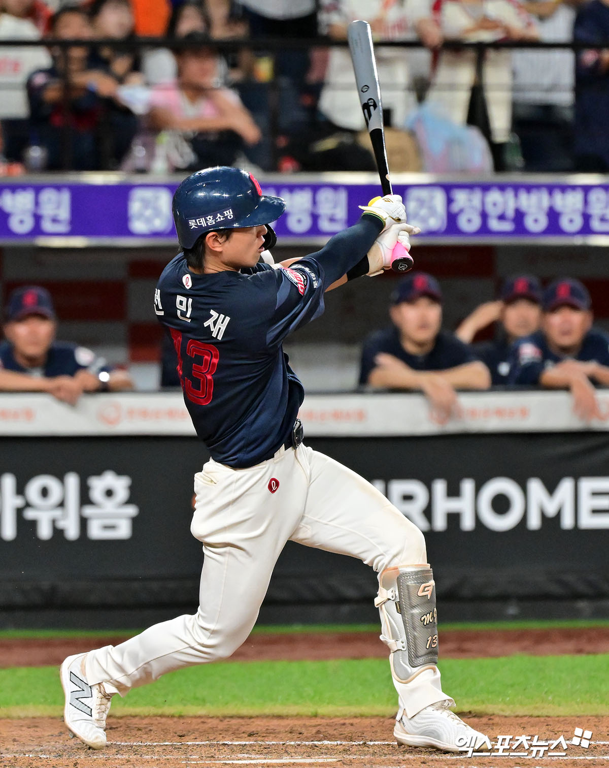 롯데 자이언츠 내야수 전민재가 10일 부산 사직야구장에서 열린 2025 신한 SOL Bank KBO리그 한화 이글스와의 팀 간 15차전에서 수비 실책으로 아쉬움을 남겼다. 사진 엑스포츠뉴스 DB