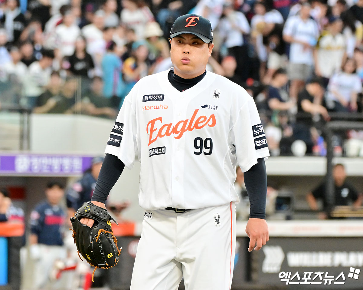 한화 이글스 류현진이 10일 사직 롯데 자이언츠전에서 6이닝 무실점 호투로 승리투수가 됐다. 사진 엑스포츠뉴스 DB