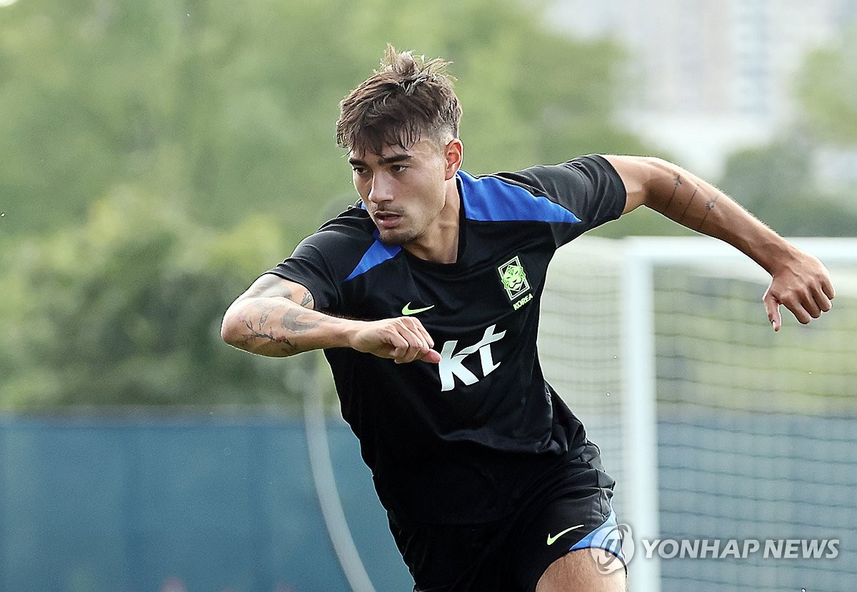 독일-한국 혼혈로 한국 축구 국가대표팀을 선택한 옌스 카스트로프를 향해 독일 언론이 악담을 퍼부었다. 머나먼 한국에서 뛰게 된 카스트로프가 독일에 있는 소속팀 보루시아 묀헨글라트바흐에서는 주전 경쟁에 어려움을 겪을 수 있다는 분석을 내놨다. 연합뉴스