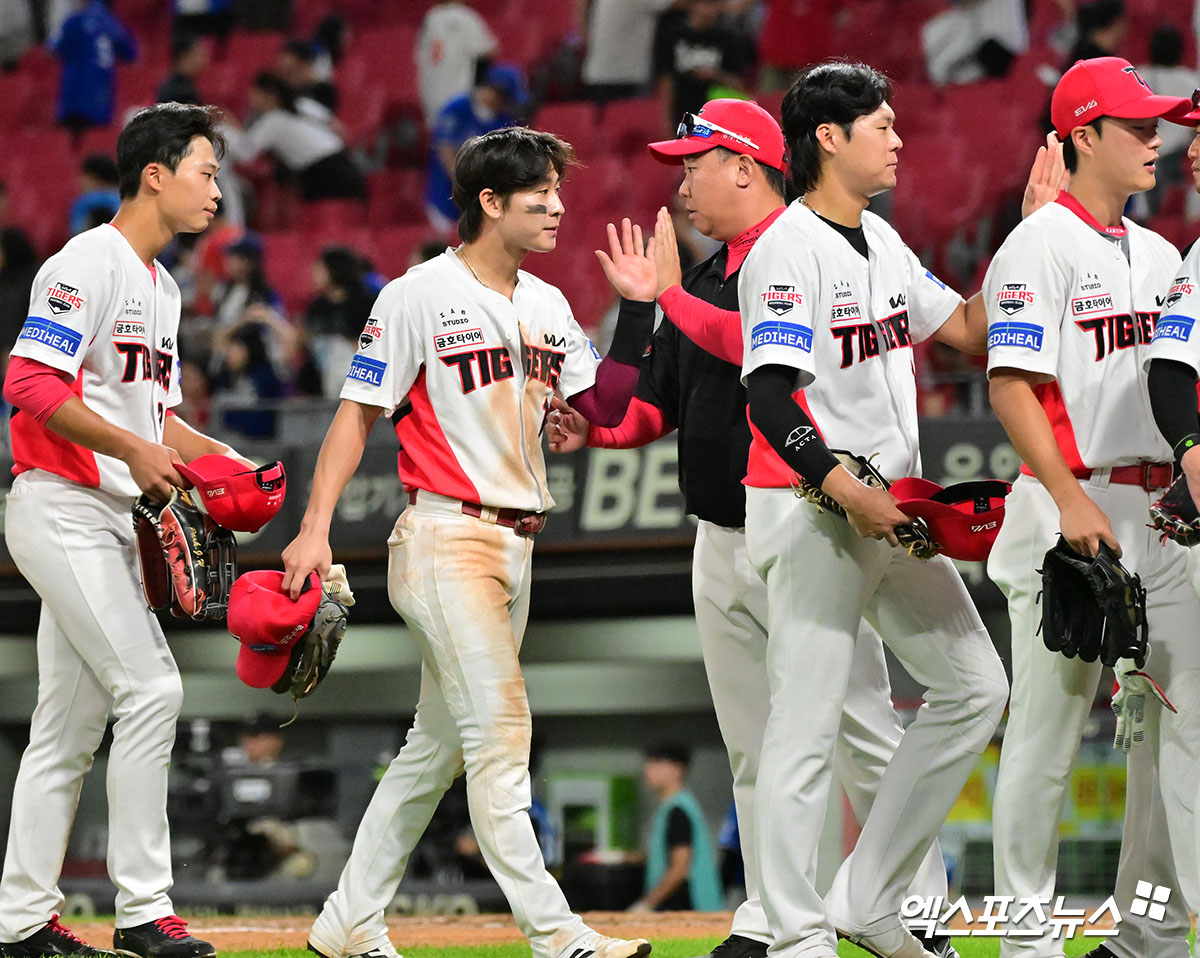 10일 오후 광주기아챔피언스필드에서 열린 '2025 신한 SOL Bank KBO리그' 삼성 라이온즈와 KIA 타이거즈의 경기, KIA가 3안타 3타점을 기록한 박찬호의 활약에 힘입어 삼성에 4:0으로 승리했다.  KIA 이범호 감독이 박찬호와 하이파이브를 하고 있다. 광주, 김한준 기자